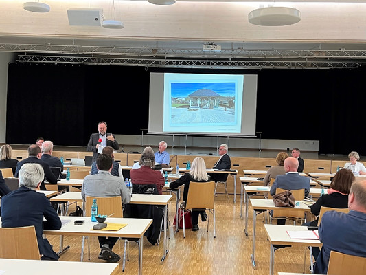 Bild: Bürgermeister Dr. Frank Schmidt stell die LEADER-Projekte in Löhnberg vor